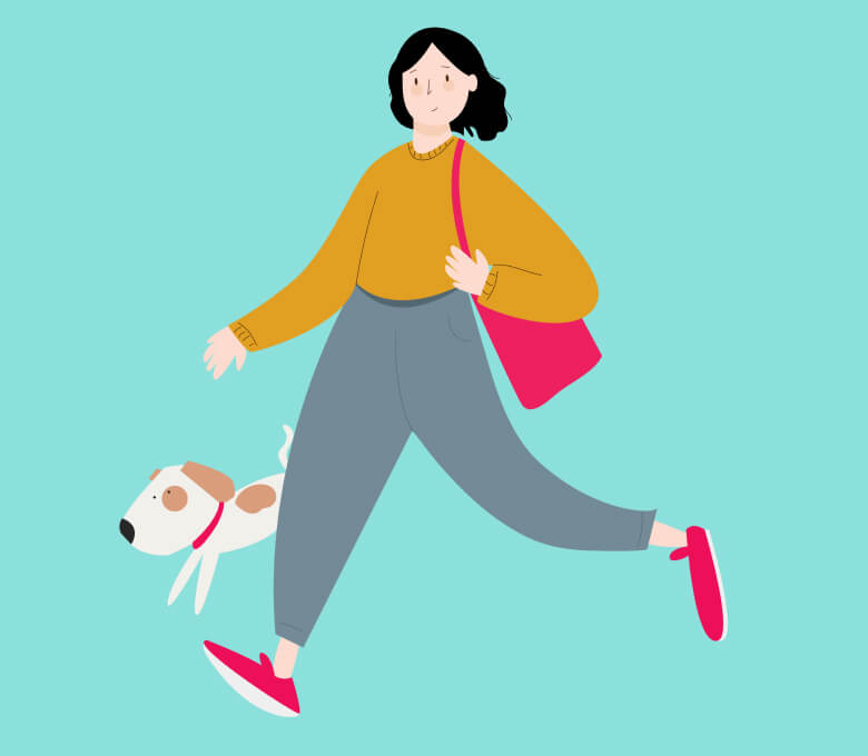 زنی که سگ کوچکش را راه می برد